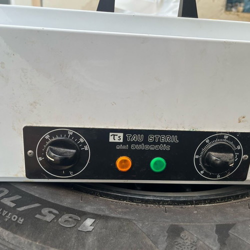 Professional dry heat sterilizer like new, tool sterilizer