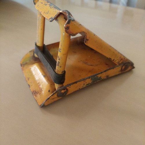 Foldable metal wheel chock used, durable steel