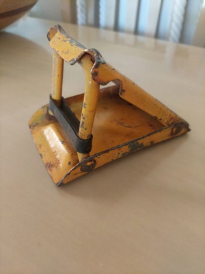 Foldable metal wheel chock used, durable steel