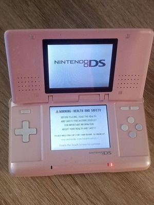 Nintendo DS (Розово-бял вариант) употребяван с отлични екрани