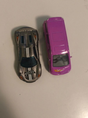 Toy car set with 2 pieces, like new, purple van and silver sport