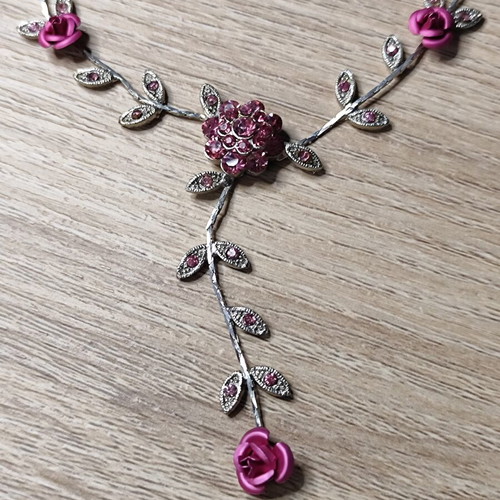 Faux bijoux necklace and earrings set used, flower rose design