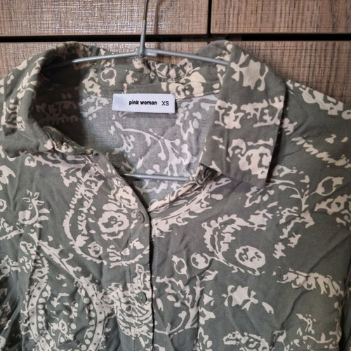 Pink Woman women's shirt xsmall like new, beige and green