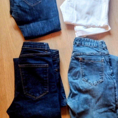 Women's jeans pack of 4, W28L32, like new condition