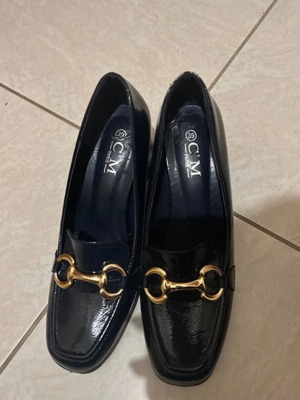 Patent leather shoes dark blue with thick heel 7-8cm almost new