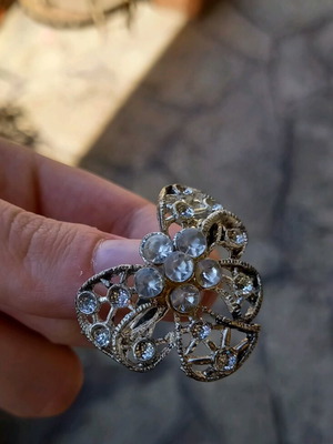 Bow brooch like new