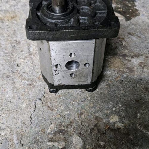 Hydraulic pump for tractor like new