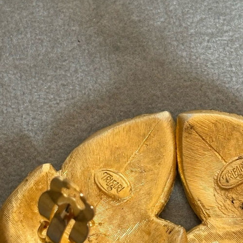Trifari vintage clips earrings used, gold plated