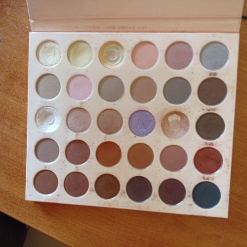 Thang eyeshadow palette with 35 shades like new