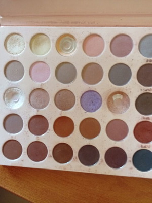 Thang eyeshadow palette with 35 shades like new