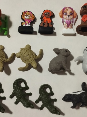 Kinder & Ion assorted figures, pack