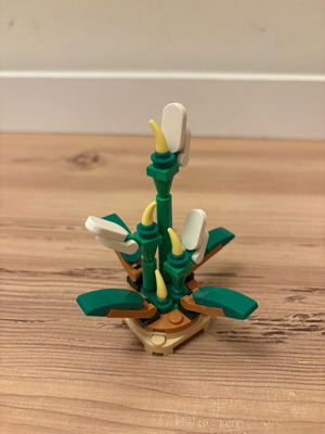 Lego promotional set Micro Peace Lily like new