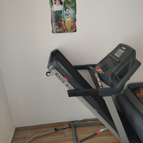 Electronic treadmill up to 150kg with many extras
