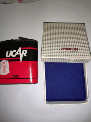 Винтидж батерия Ucar 9V от 80-те и кутия Minion употребявани