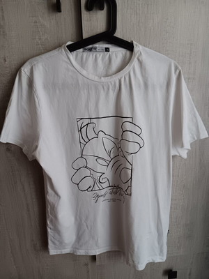 Three Guys T-shirt white, like new, size Medium