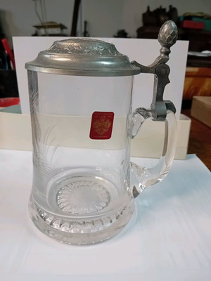 Lowenbrau vintage beer glass like new with glass designs