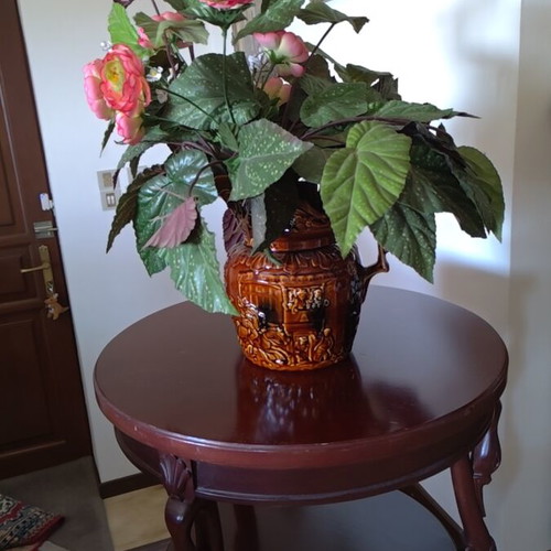 Round wooden table used, height 71 cm, width 47.5 cm, with vase gift