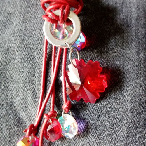 Alternative necklace used with red and transparent iridescent crystals and leather strap