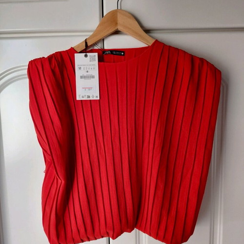 Zara pleated top red new size M