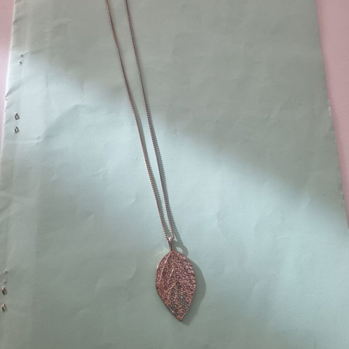 Leaf double-sided necklace like new