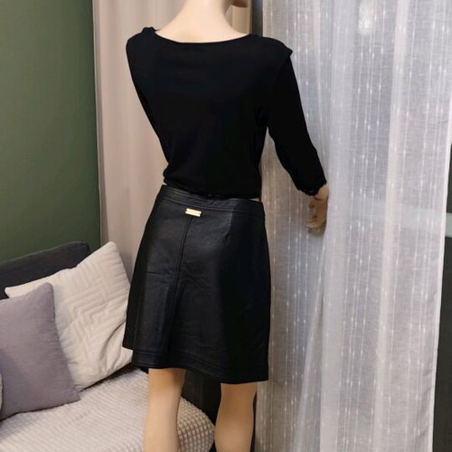 Lynne black leatherette skirt like new, size Large