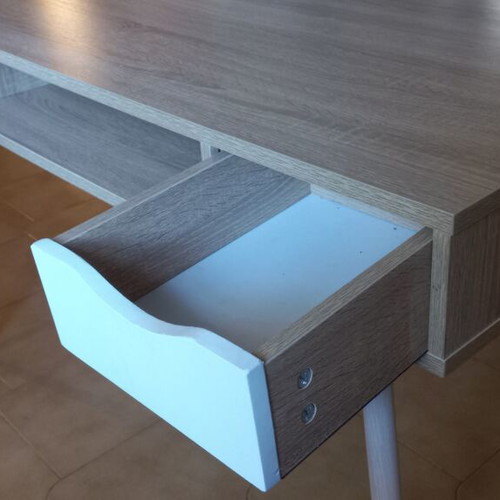 Desk like new, 120cm length, 58cm width, 77cm height, detachable legs