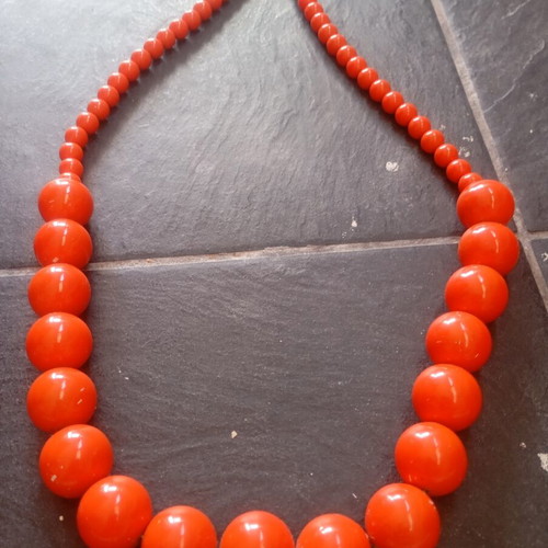 Oversized necklace with graduated retro orange-red beads, like new