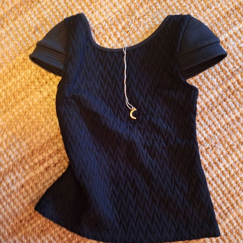 Lynne black blouse like new, size S with unique knit