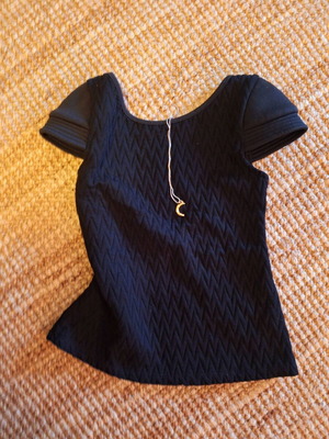 Lynne black blouse like new, size S with unique knit