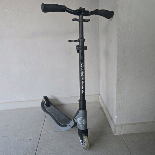 Globber scooter foldable with 3 height positions and foot brake like new
