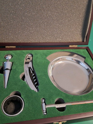 Berghoff wine accessories case new
