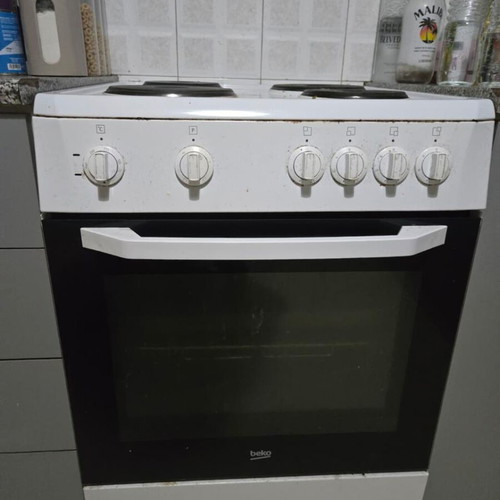 Beko enamel kitchen stove like new with 4 electric burners and 71lt oven