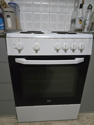 Beko enamel kitchen stove like new with 4 electric burners and 71lt oven