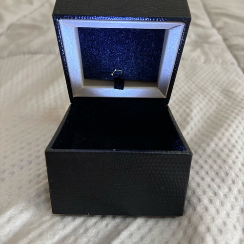Ring box with light like new, ideal for solitaire