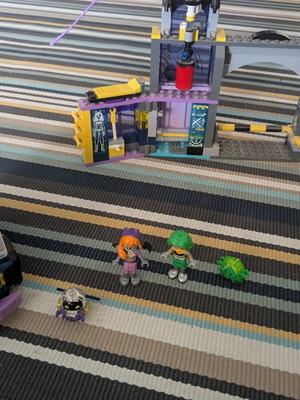 LEGO DC Super Hero Girls 41237 Batgirl Secret Bunker set with figures and vehicle