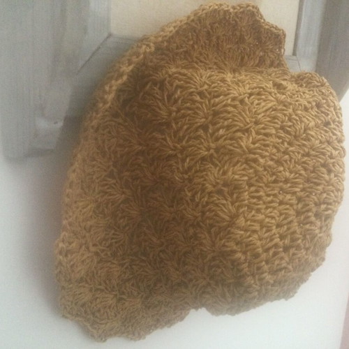Knitted handmade hat with natural color yarn, size M