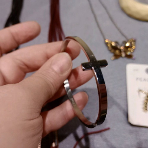 Jewelry set used with necklaces, earrings, bracelets, and rings