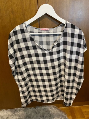 Blu Deise sleeveless shirt like new, sizes S/M, black and white
