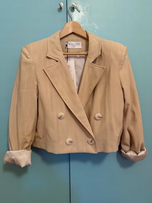 Crop-blazer Mallory μπεζ με λευκή ρόδα, ολοκαίνουργιο
