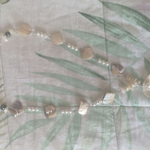 Jewelry set with pearls and handmade shell necklace like new, beige and white