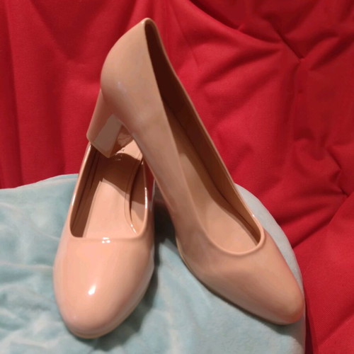 Famous Shoes beige pumps new, size 40
