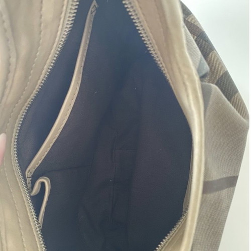 Burberry shoulder bag used in very good condition