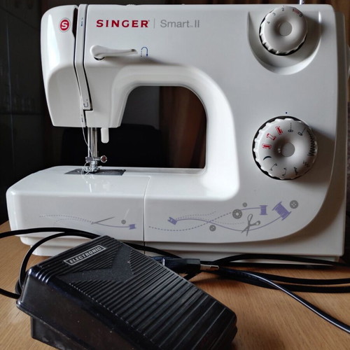 Singer sewing machine like new