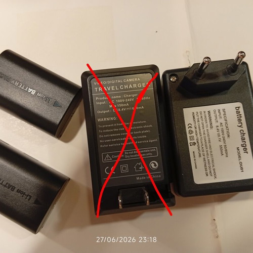 Canon charger and two used batteries pack compatible with EOS 5D series