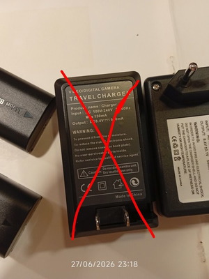 Canon charger and two used batteries pack compatible with EOS 5D series