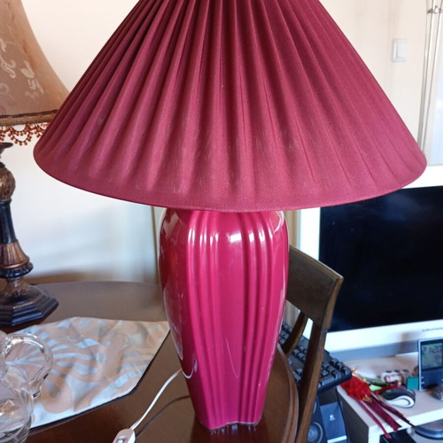 Porcelain table lamp like new, large, burgundy