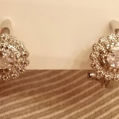 Earrings new with 1.3cm x 1cm motif