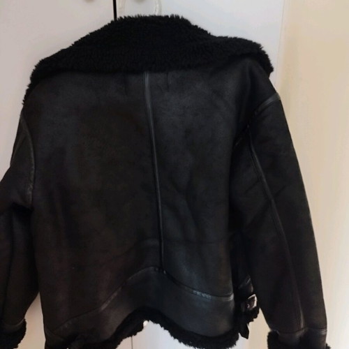 Sinsay black jacket like new with leather texture and fur lining