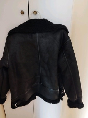 Sinsay black jacket like new with leather texture and fur lining