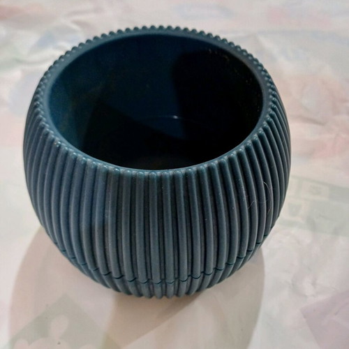 Plastic flowerpot used, diameter 14.6 cm, height 11.5 cm